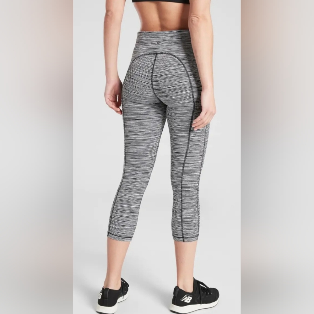 athleta ultimate linear lines capri.